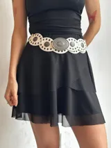 Minifalda negra con volados y cintura alta.
