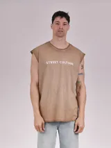 Musculosa marrón con cuello redondo y estampado frontal con la leyenda "STREET CULTURE" en letras blancas.