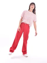 Remera negra de manga corta y cuello redondo, con corte holgado.