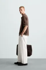 Camisa marrón de punto con viscosa, corte relaxed fit, cuello solapa, manga corta, rib a contraste y cierre frontal con botones.