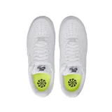 Zapatillas urbanas Nike Air Force 1 07, color blanco, con logo Swoosh en los laterales y suela de goma.