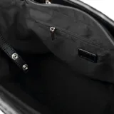 Cartera tipo shopper color negro, confeccionada en símil cuero texturizado. Tiene doble asa de mano, correa bandolera regulable y herrajes plateados. El acceso es con cierre y cuenta con un compartimento principal con un bolsillo interno con cierre y dos bolsillos abiertos. El interior está forrado en tela de algodón y poliéster.