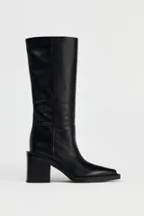 Bota de cuero negra con caña alta, punta cuadrada y tacón ancho.