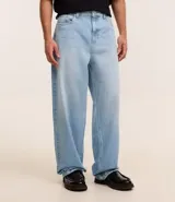 Pantalón de jeans celeste con textura, corte super baggy, cintura con trabillas, cierre tradicional y bolsillos.