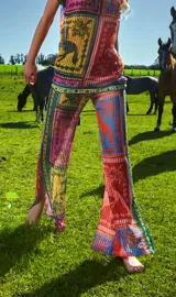 Pantalón de tiro medio con elástico en la cintura y corte acampanado. Diseño con estampado multicolor.