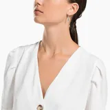 Aros colgantes con cierre de gancho, decorados con cristales transparentes redondos engarzados en pavé y baño de rodio.