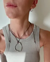 Set de aros plateados de diferentes tamaños y diseños irregulares.