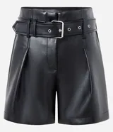 Short negro de cuero sintético con cinturón con hebilla metálica.
