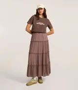 Pollera larga (midi) color malva/rosado, con diseño de volados en capas horizontales y cintura elástica.