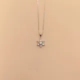 Gargantilla de plata con dije en forma de estrella con circonias.