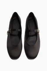 Ballerinas negras de punta almendrada con tira sobre el empeine y hebilla metálica dorada. Taco bajo.