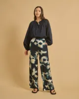 Pantalón de viscosa con estampado abstracto en tonos azul y beige, corte recto y pretina elástica.