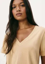 Remera de manga corta color gris con escote en V.