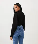Camisa cropped negra de viscosa con cuello camisero, manga larga con puños abotonados, bolsillos de parche en el pecho, cierre frontal con botones ocultos, recortes laterales y elástico en la espalda.