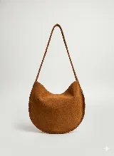 Cartera tipo hobo de gamuza color marrón claro con costuras a contratono.