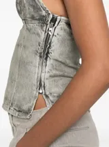 Top gris de denim 100% algodón con lavado tipo mármol y efecto descolorido. Tiene tirantes finos ajustables y copas triangulares. Decorado con lámina de Mylar y tratado con láser.
