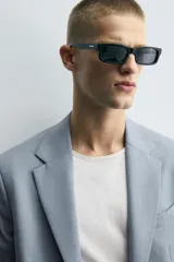 Blazer celeste de corte slim fit, con solapas de muesca, manga larga con botones en los puños, bolsillo de vivo en el pecho, bolsillos de solapa en la cadera, bolsillo interior, aberturas en la espalda y cierre frontal con botones.