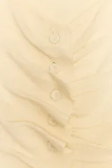Top amarillo de punto con escote cuadrado, manga corta y frunces delanteros. Cierre frontal con botones forrados a tono.