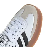 Championes Adidas Sambae de mujer, color blanco con las tres tiras negras y suela de goma color caramelo.