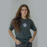 Remera blanca de algodón con estampa circular en la espalda con un globo terráqueo en color lila y texto "Bad Decisions Club Member" en negro y celeste.