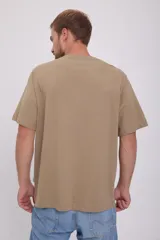 Camiseta de manga corta color beige con bloque central color crema y logo "Originals" estampado en relieve.