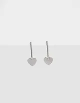 Par de aros colgantes plateados con forma de corazón.