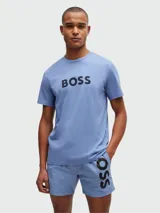 Remera de manga corta, cuello redondo, color gris claro o blanco roto, con el logo "BOSS" estampado en blanco en el pecho.
