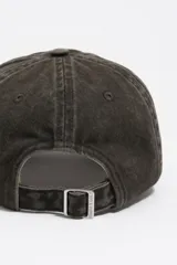 Gorra de béisbol color marrón oscuro (casi negro) con efecto lavado, confeccionada en algodón. Presenta bordado frontal con letras de colores variados.