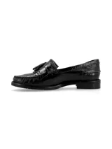 Mocasín de cuero marrón con detalle de borlas y suela plana.