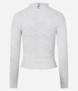Blusa de manga larga, cuello alto y corte ajustado, confeccionada en encaje blanco con textura floral.