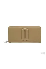 Billetera grande color beige con cierre de cremallera y aplique metálico con el logo de la marca en el frente.