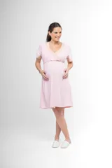 Camisón verde con textura acanalada, escote cruzado con puntilla blanca, corte imperio y mangas 3/4.