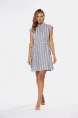 Vestido corto celeste con rayas verticales blancas, cuello camisero, botones de madera y mangas cortas.