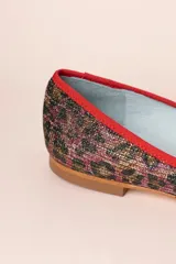 Ballerinas con estampado animal print y lazo de tul colorado con lunares dorados.