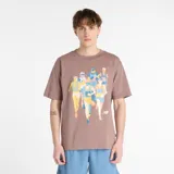 Remera de manga corta, color marrón topo, con cuello redondo y un estampado gráfico en el pecho que representa a un grupo de corredores en tonos pastel y vibrantes.