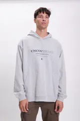 Canguro de color burdeos con estampado frontal y capucha, confeccionado en algodón.