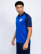 Remera polo de hombre con mangas cortas y cuello clásico. Diseño en color azul con mangas blancas y escudo del Club Nacional de Football bordado en el pecho.
