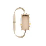 Bolso tote pequeño de lona color beige con estampado de margaritas de colores, cierre superior con cremallera, asas superiores de lona resistente y correa de cincha ajustable y extraíble.