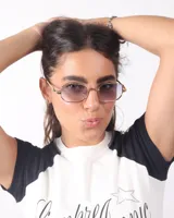 Lentes de sol con lentes claros y diseño moderno, protección UV400, incluyen estuche y paño de limpieza.