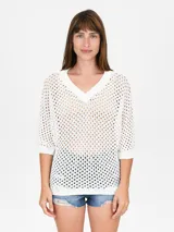 Buzo de tejido de punto calado color negro, con escote en V y mangas 3/4.