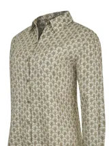 Camisa de manga larga con cuello clásico y cierre frontal con botones. Estampado con motivos marinos en tonos beige y marrón.