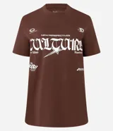 Remera marrón de algodón con estampa frontal con la palabra 'Culture' en tipografía gótica y otros textos en blanco. Corte recto y mangas cortas.