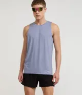 Bermuda deportiva masculina de microfibra, color negro, con corte running y perforaciones. Posee cintura elástica con cordón ajustable.