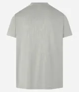 Remera deportiva gris con cuello redondo, mangas cortas, estampa heat print y detalle en los hombros. Confeccionada en tejido de malla con tecnología Dry.