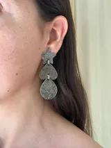 Aros colgantes plateados con forma de estrella, corazón y gota.