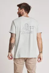 Remera negra de manga corta con cuello redondo y un pequeño estampado en el pecho que simula un radiograbador con texto.