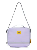 Lonchera unisex Caterpillar, color lila pastel, con correa ajustable para hombro y asa superior. Presenta el logo CAT en amarillo y detalles en gris claro.