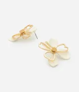 Aros tipo botón con forma de flor esmaltada color crema y pétalos alambrados dorados.