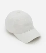 Gorra de sarga color gris claro con efecto lino, visera curva y hebilla trasera ajustable.