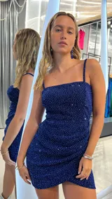 Minivestido azul con lentejuelas plateadas, breteles finos y corte ajustado.
